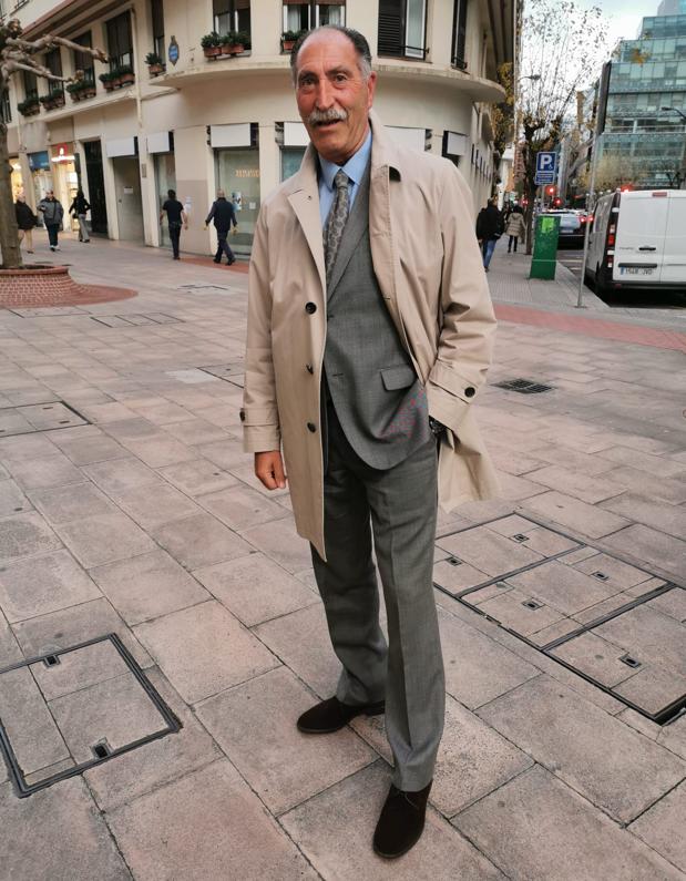 Javier Miguel, bilbaíno de 66 años, posa con su gabardina de El Corte Inglés.