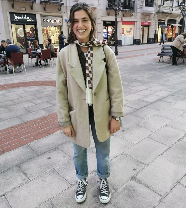 Elsa Berenguer, de 24 años, se compró su pañuelo blanco de estilo retro en una tienda de segunda mano de Ámsterdam.