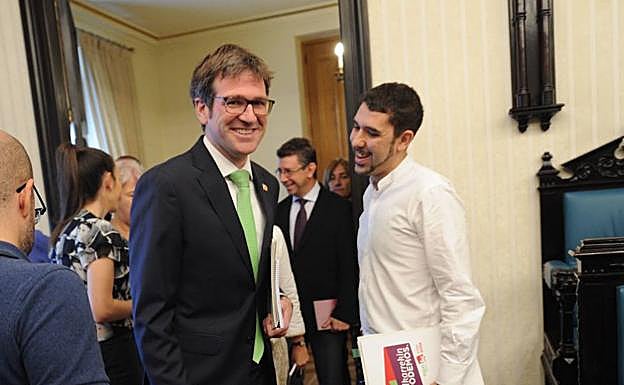 El alcalde, Gorka Urtaran (PNV), y el portavoz de Elkarrekin Podemos, Óscar Fernández.
