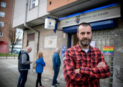 Imagen secundaria 1 - Óscar Telletxea y su perro se encomiendan a la suerte. En medio, David Lobato, uno de los tres socios de la administración. Abajo, Toni, Mariana y su hijo Pavel, que regentan el Bar Oregi que repartió varios décimos de la Lotería Nacional premiada hace un mes.