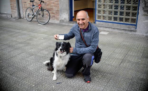 Imagen principal - Óscar Telletxea y su perro se encomiendan a la suerte. En medio, David Lobato, uno de los tres socios de la administración. Abajo, Toni, Mariana y su hijo Pavel, que regentan el Bar Oregi que repartió varios décimos de la Lotería Nacional premiada hace un mes.