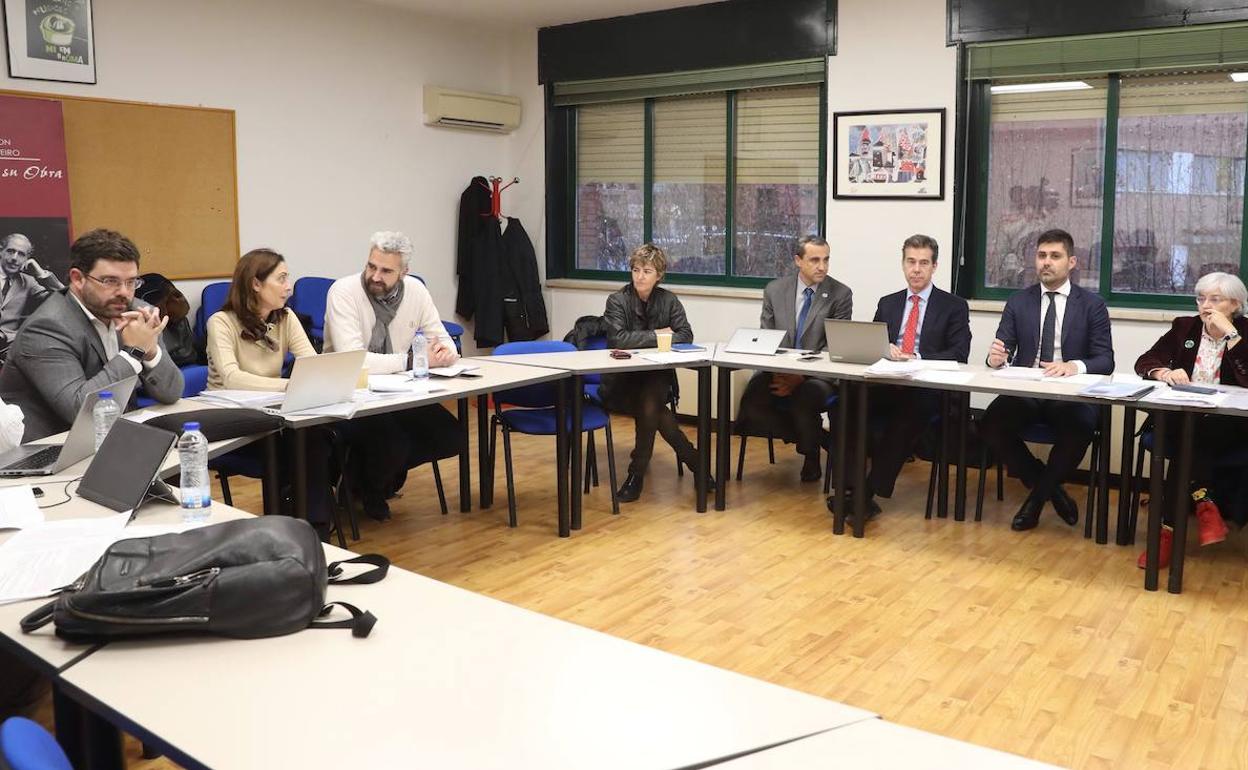 Miembros de ambas partes en la reunión de este jueves en Madrid para negociar el primer convenio colectivo. 