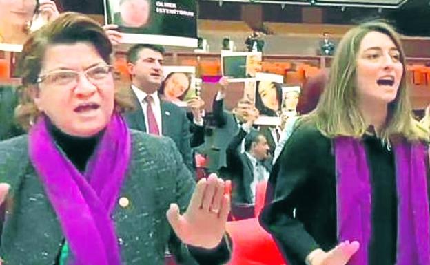 En sesión plenaria. Diputadas turcas en el Parlamento de Estambul entonan 'Un violador en el camino' el pasado domingo, en una histórica protesta por la represión ordenada días atrás por el presidente Erdogan contra una marcha feminista. 