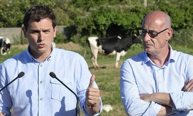 Rivera y Álvarez, durante la campaña electoral de 2016 en Cantabria.