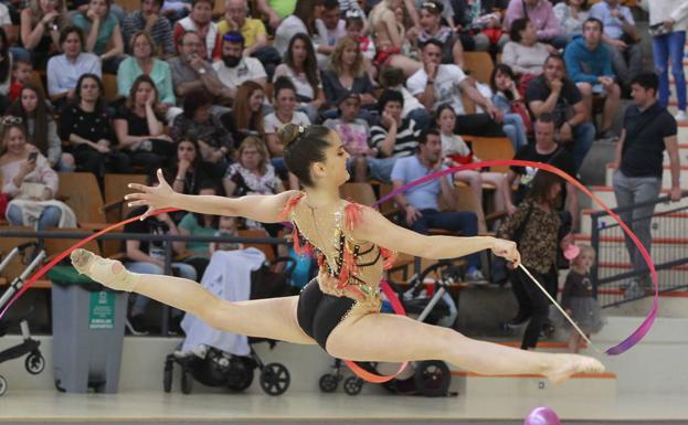 Gimnastas de distintos clubes participan en la Gala. 