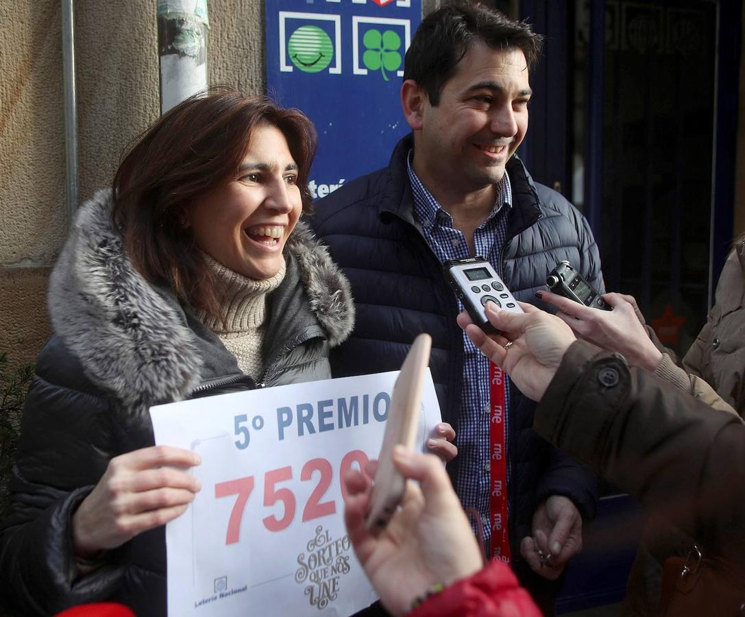 Carlos y Sara, propietarios de la administración de Lotería situada en la calle de El Collado de Soria.