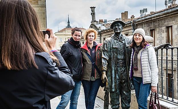 Un grupo de turistas se fotografía con la estatua de Celedón en la blaconada de San Miguel. 