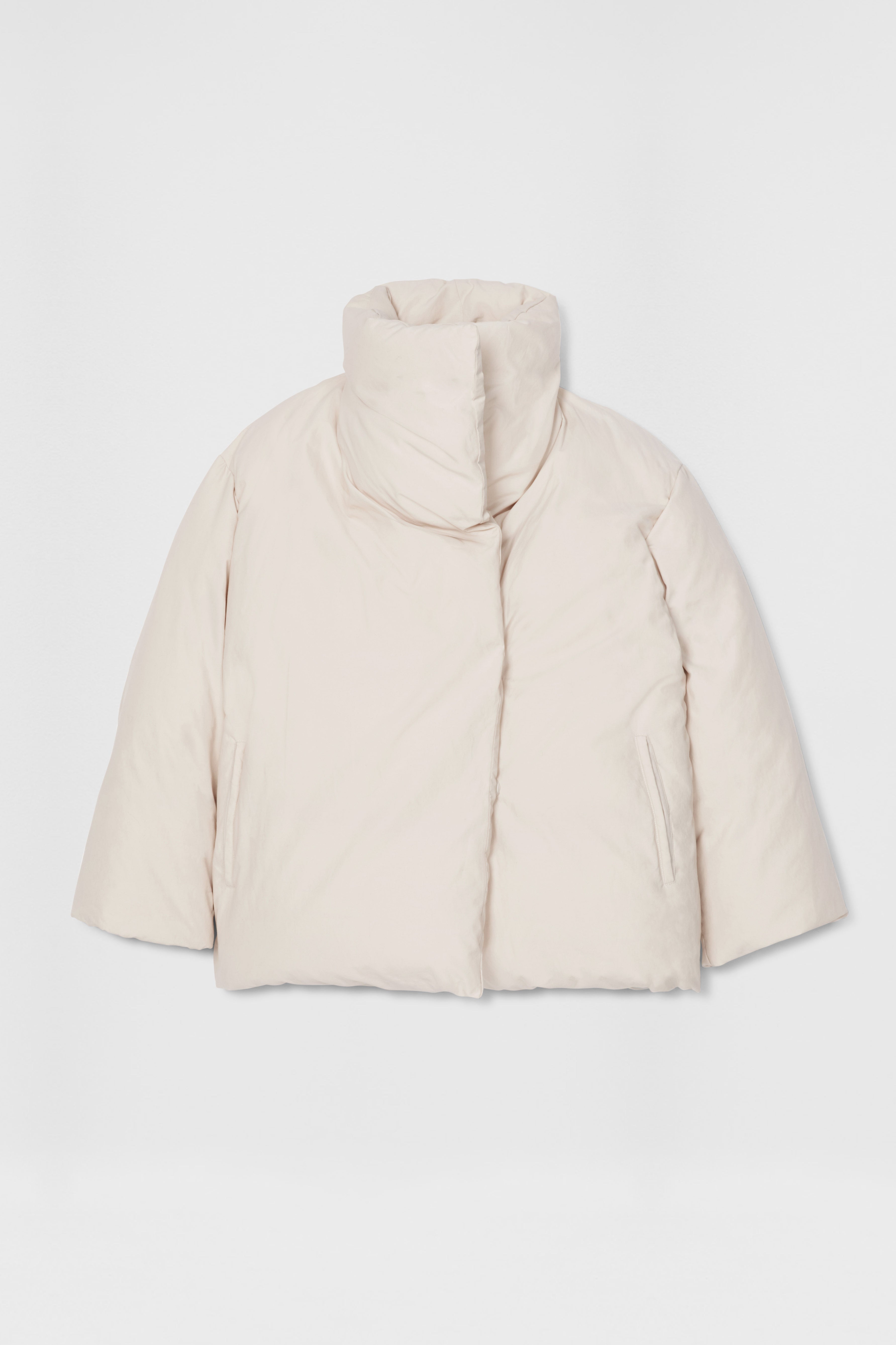 El ‘puffer’ blanco de Tôteme (740 euros).