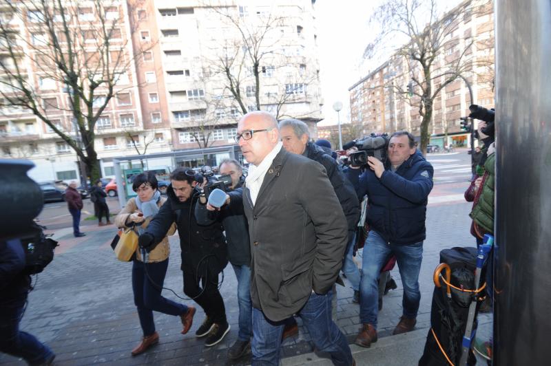 Alfredo De Miguel a su llegada a la Audiencia de Álava.