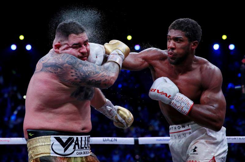 Anthony Joshua golpea a Andy Ruiz Jr en su victoria por los títulos mundiales de peso pesado. 7 de diciembre de 2019.