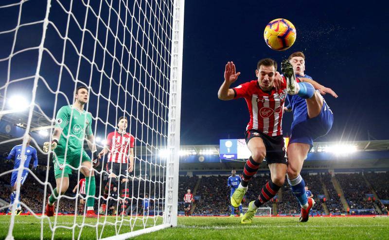 Cedric Soares (Southampton) y Harvey Barnes (Leicester) disputan un balón en un encuentro de la Premier.12 de enero de 2019.