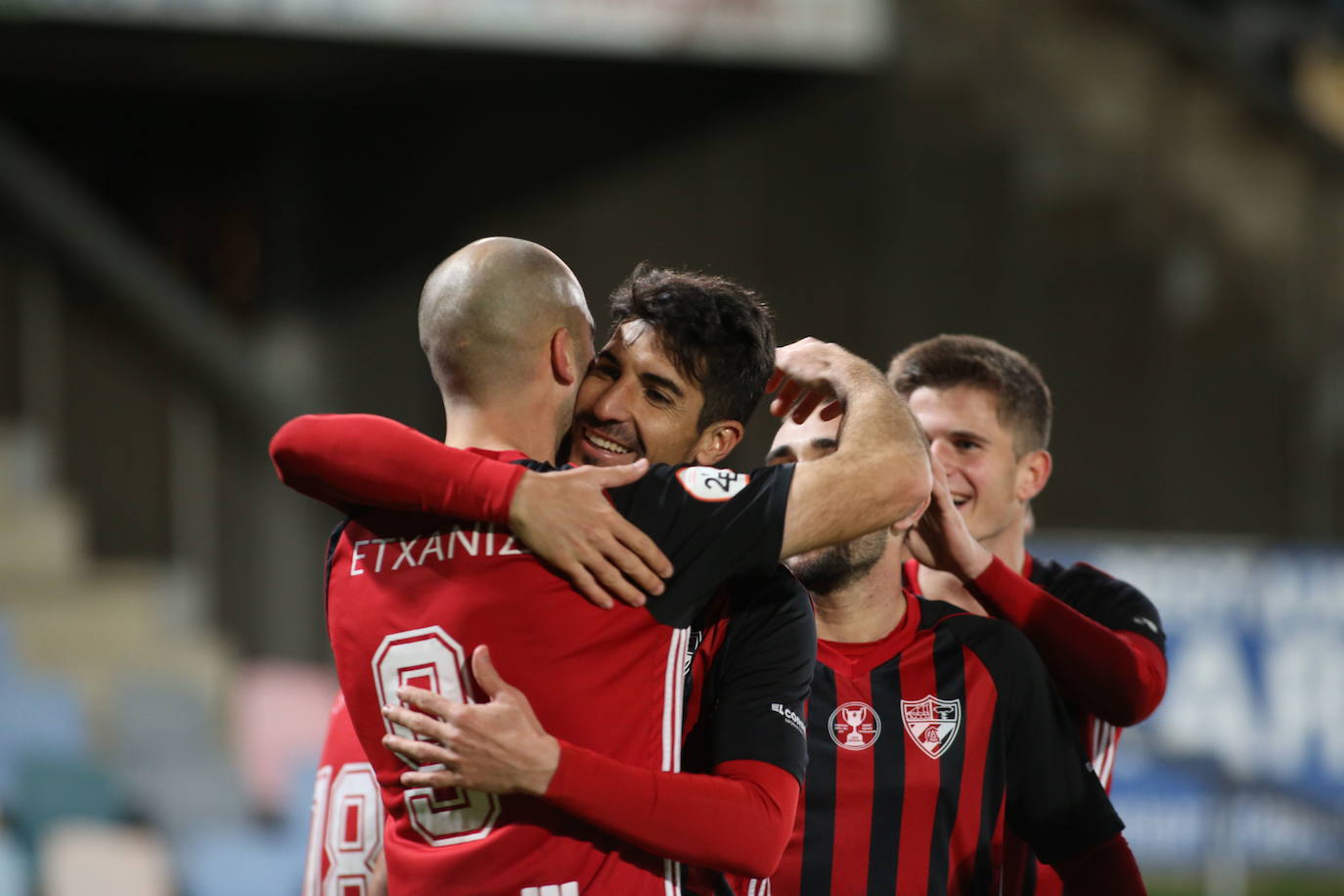 Los jugadores de del Arenas celebran una victoria.