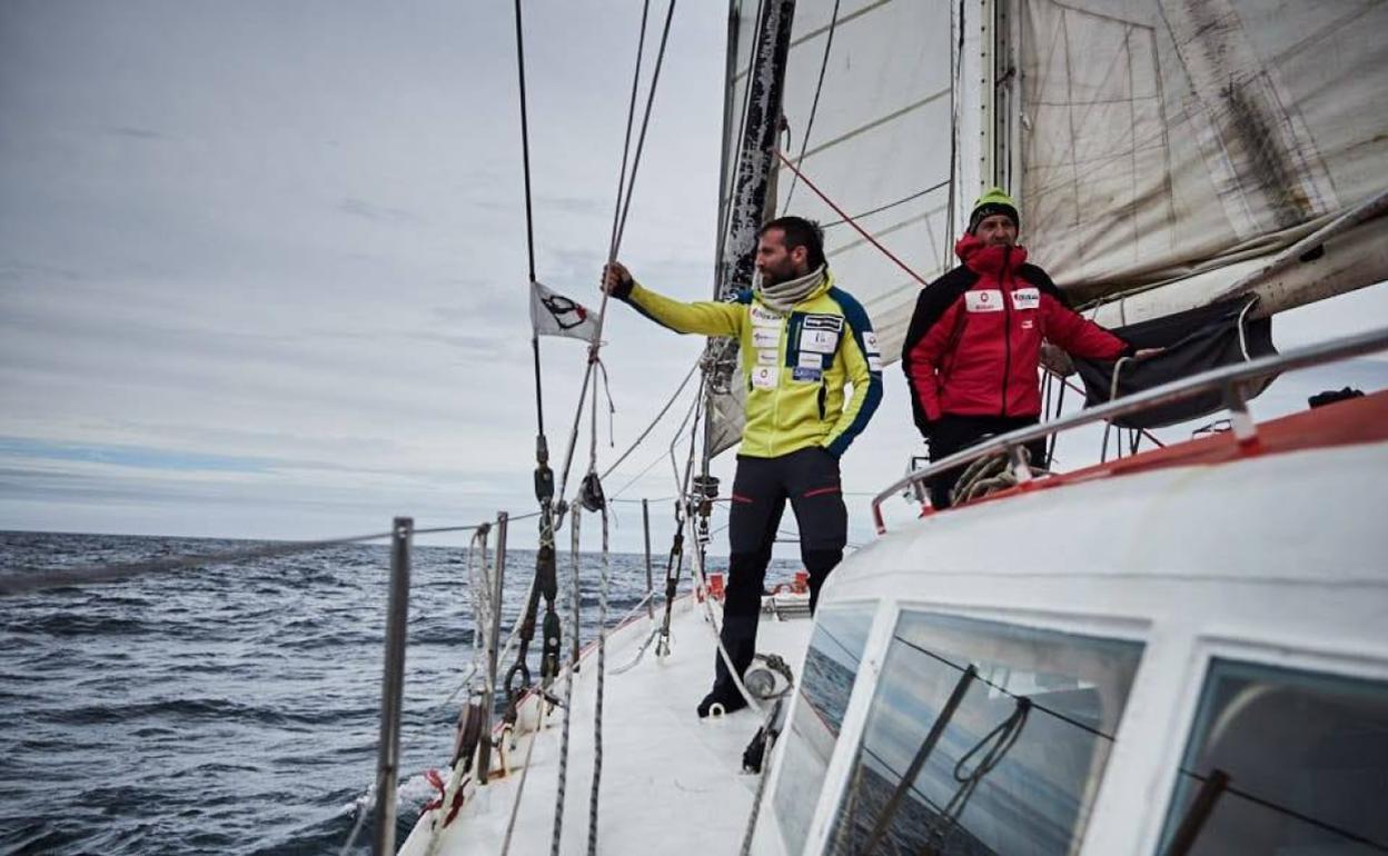 Alex Txikon y Juanra Madariaga otean el horizontes desde la cubierta del velero que les traslada a la Antártida.