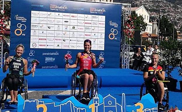 Imagen principal - La madrileña atesora numerosos triunfos a nivel nacional e internacional. Arriba,  en la Copa del Mundo. Sobre estas líneas, con su handbike y mostrando su imborrable sonrisa. 