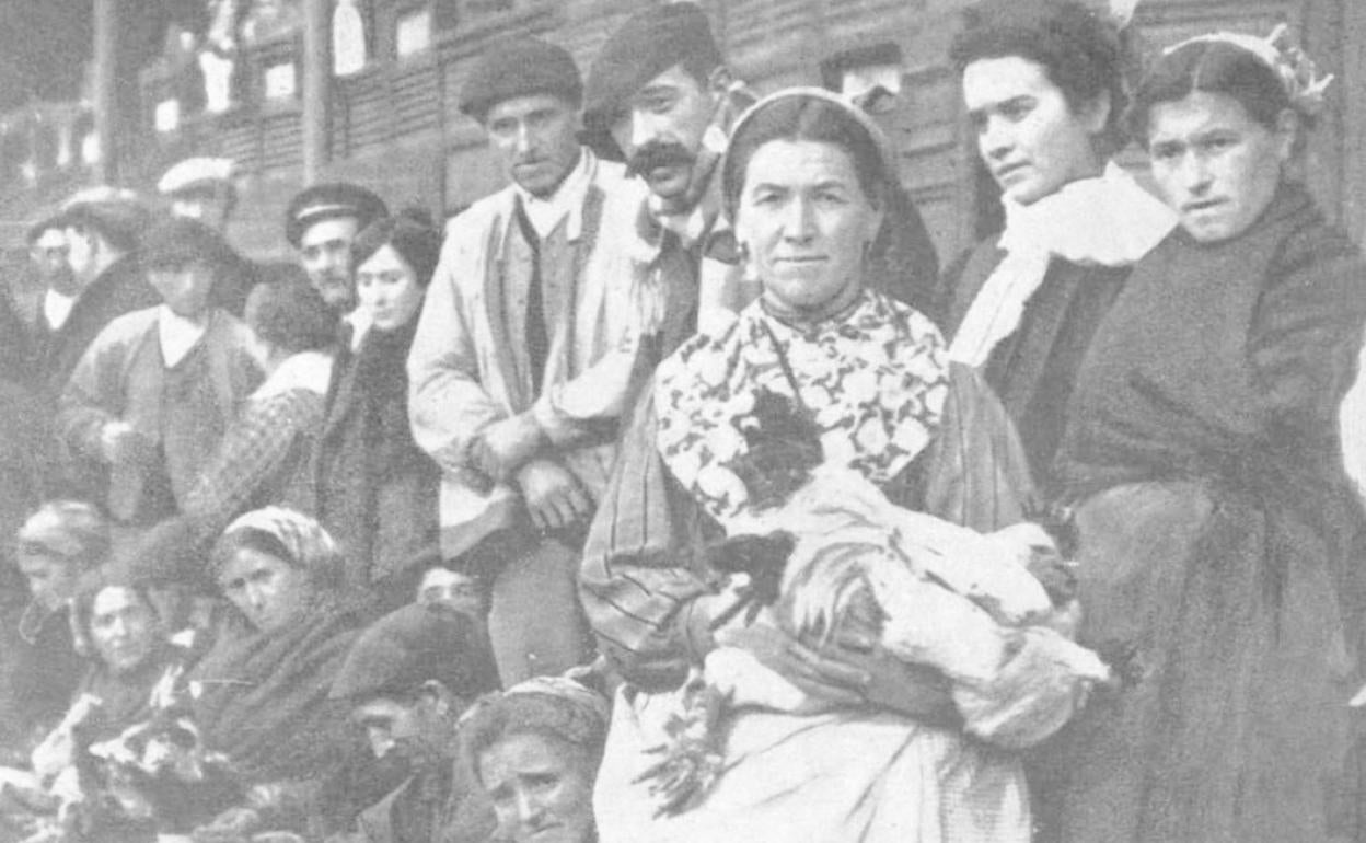 Vendedora de aves en Santo Tomás 1911, plaza de la Ribera (Bilbao). 