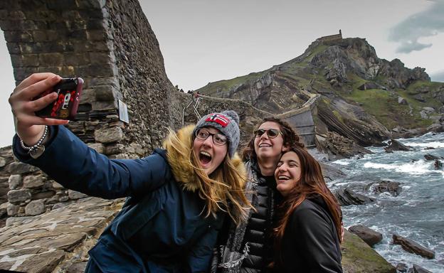 Unas jóvenes se hacen un selfi en Gaztelugatxe. 