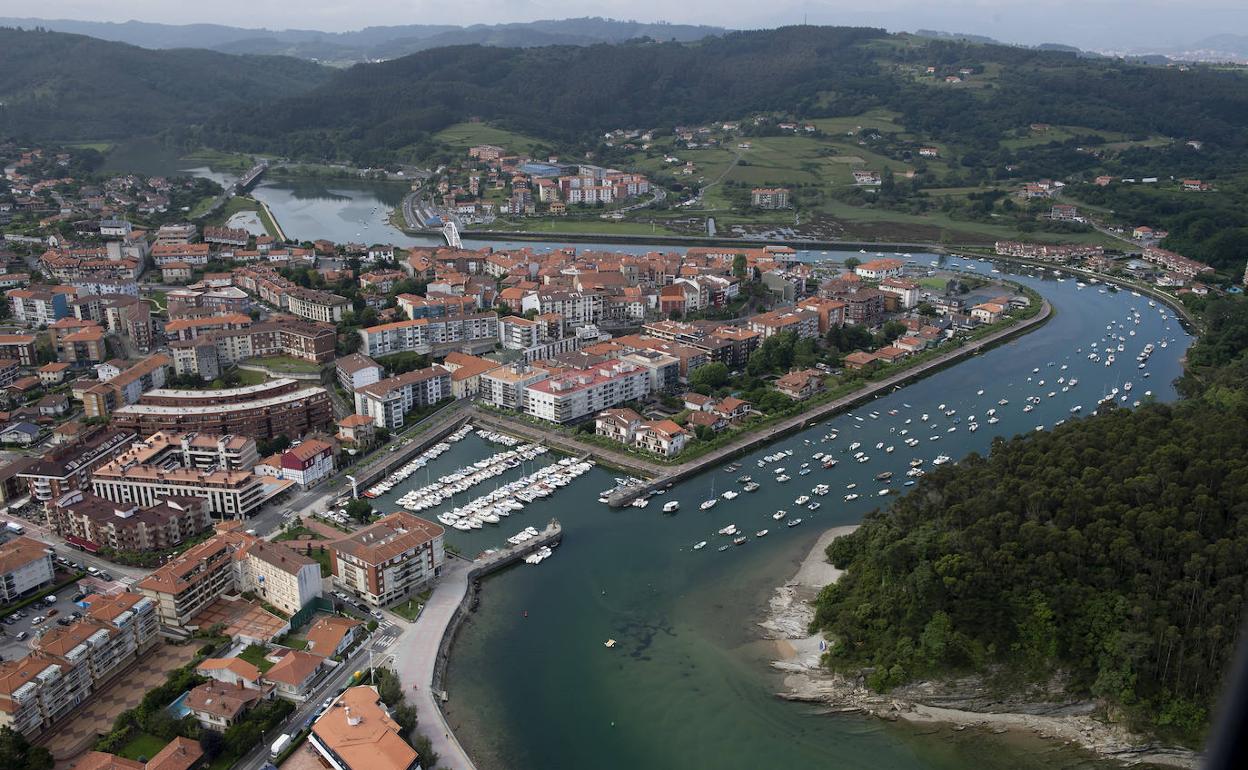 Vista aérea de la ría y el puerto de Plentzia.