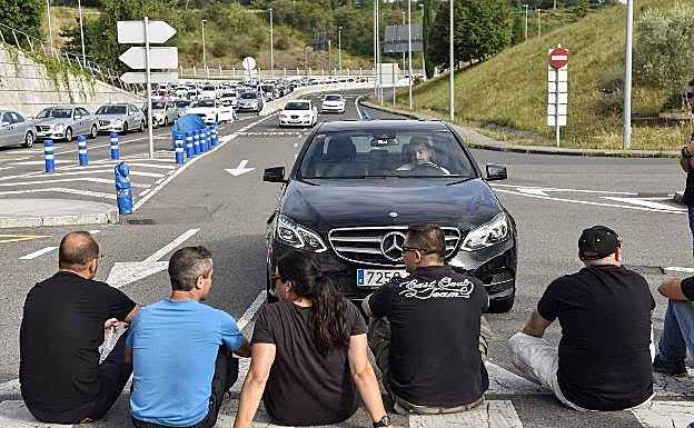 Varios taxistas protestan y bloquean el paso a una VTC en Loiu