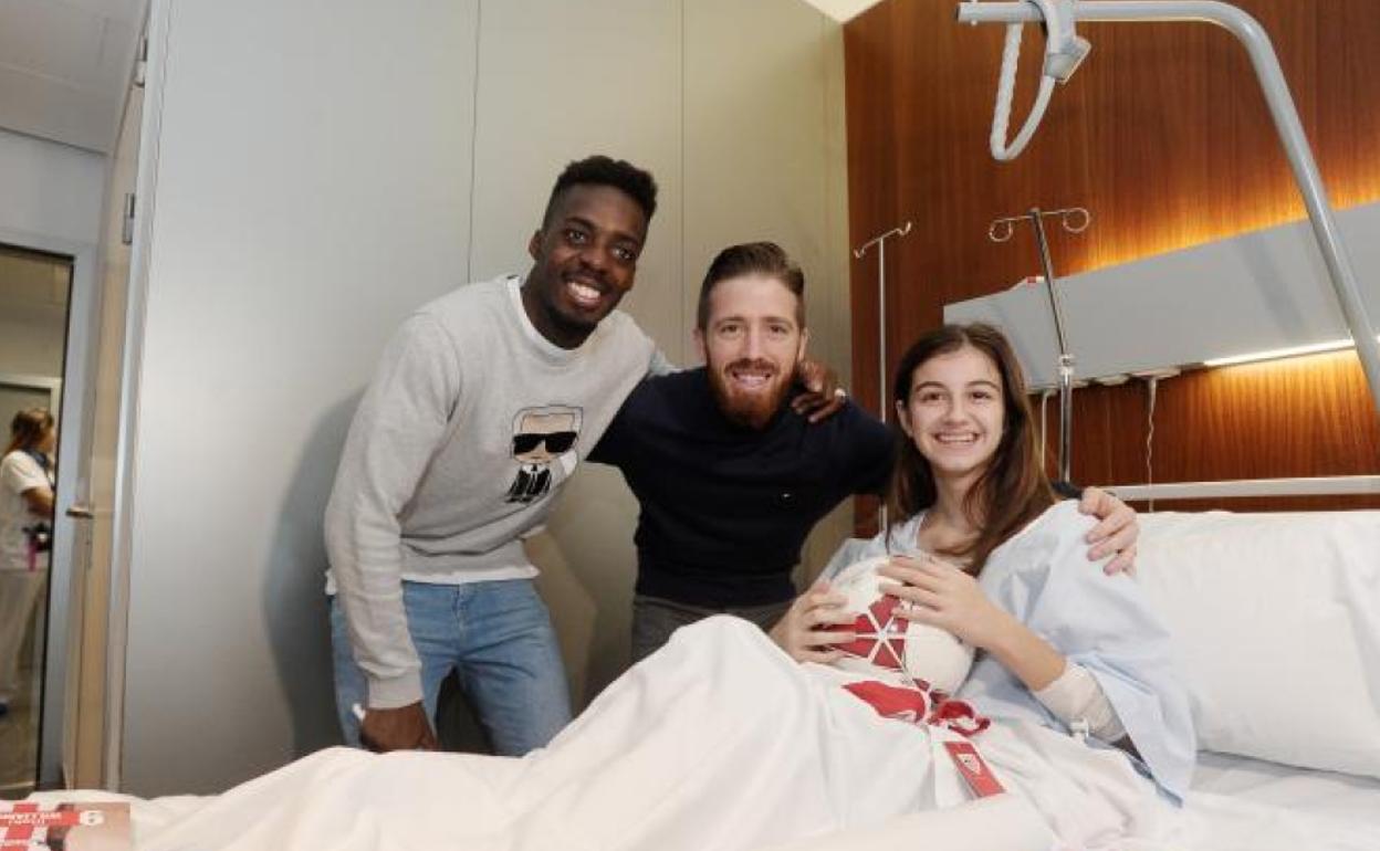 Williams y Muniain, con una joven ingresada en el IMQ.