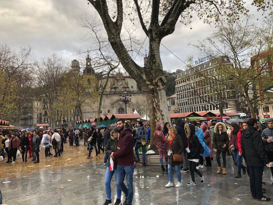 La lluvia no ha querido perderse el mercado.