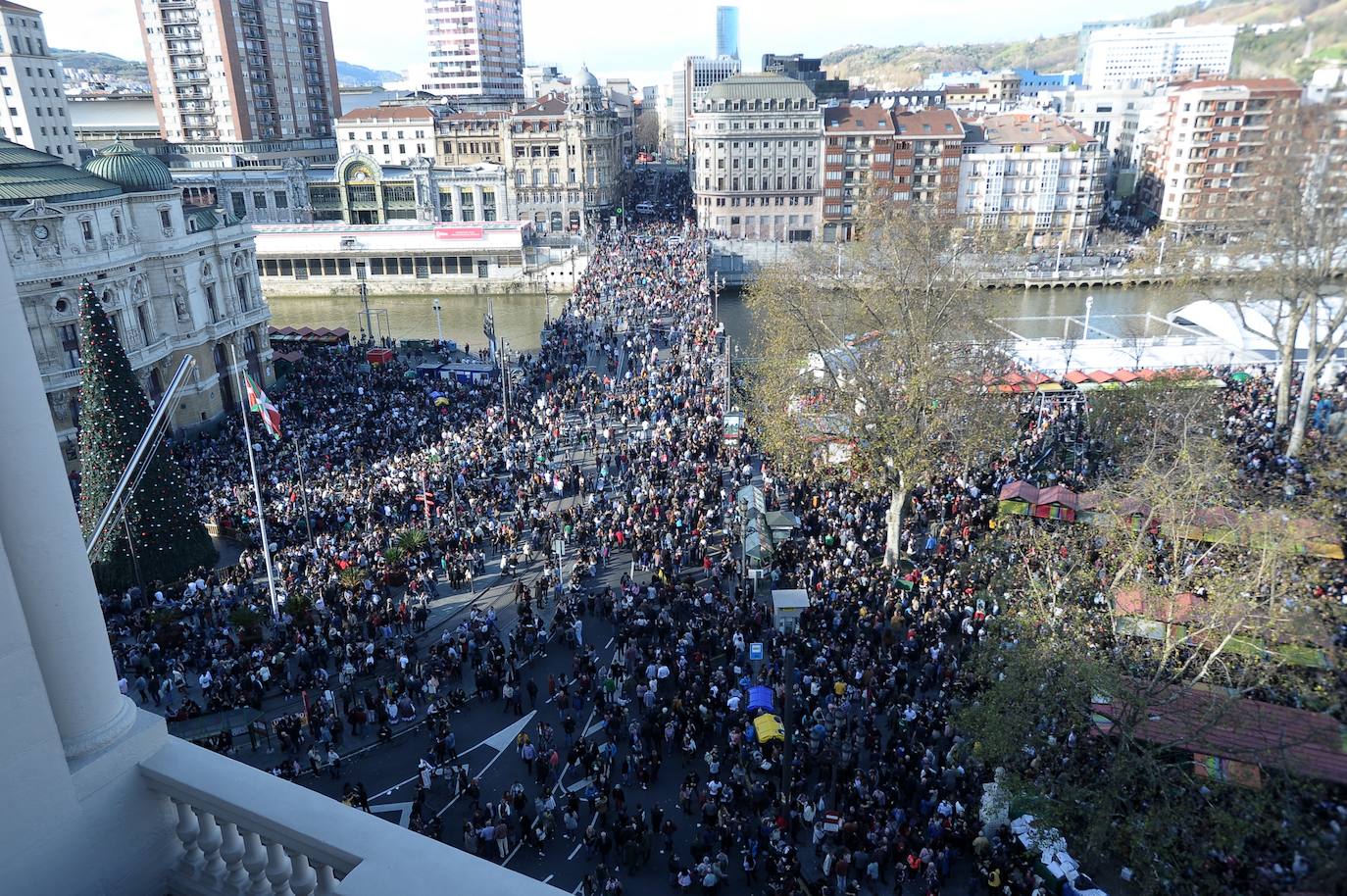 Puente del Arenal y plaza del Arriaga llenos de gente.