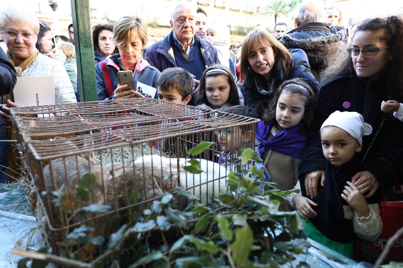 Muchos niños y niñas han acudido vestidos de baserritarras.