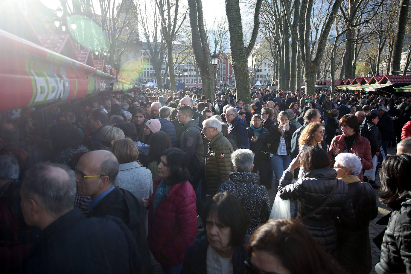 Todos los puestos atraen la atención de quienes se han acercado al mercado. 
