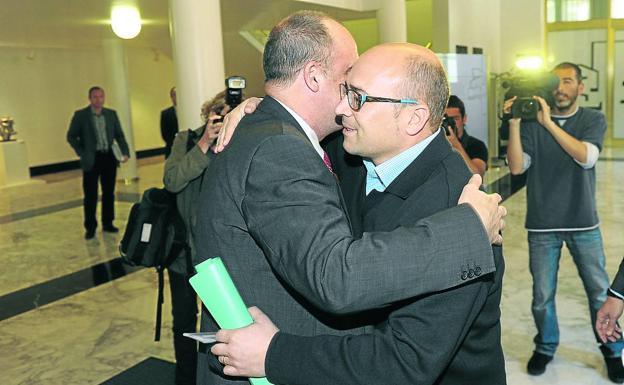 Joseba Egibar abraza a Alfredo De Miguel tras comparecer en 2011 en el Parlamento vasco. 