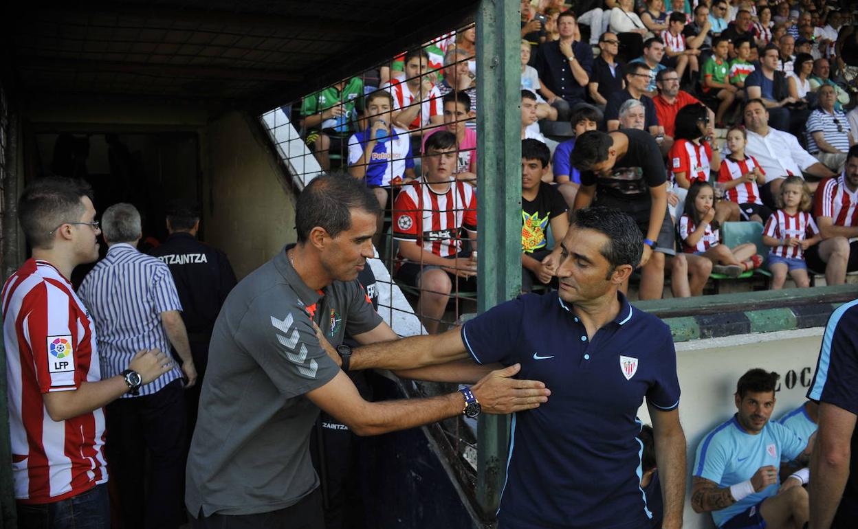Garitano saluda a Valverde en un amistoso en Las Llanas entre el Valladolid, su equipo, y el Athletic.
