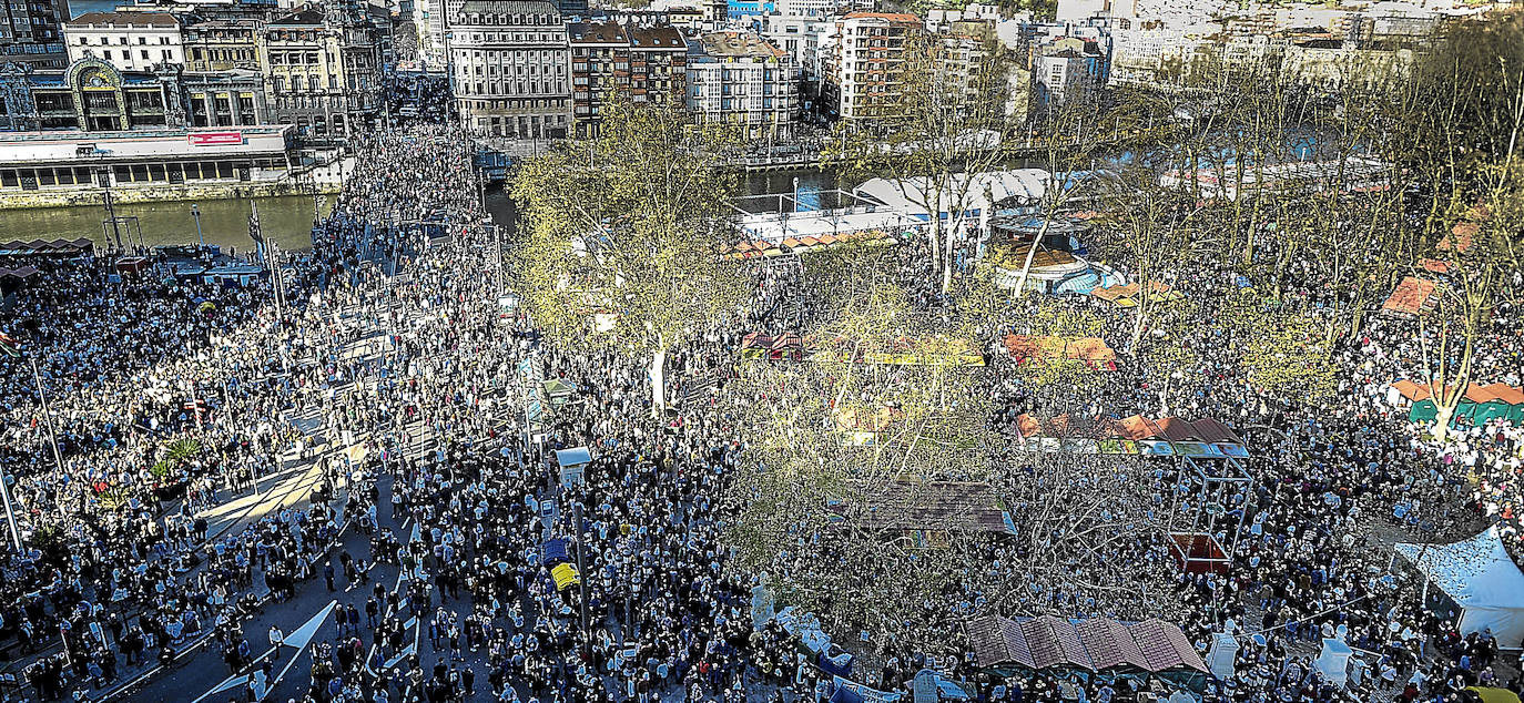 Espectacular panorámica del recinto festivo del Arenal, que registró una multitudinaria asistencia de público a una feria en la que se impuso el buen tiempo.