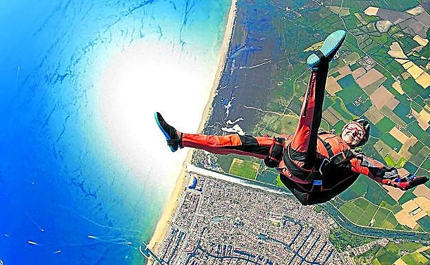 La intrépida octogenaria se recrea haciendo una pirueta de espaldas a la tierra durante uno de sus saltos al vacío.