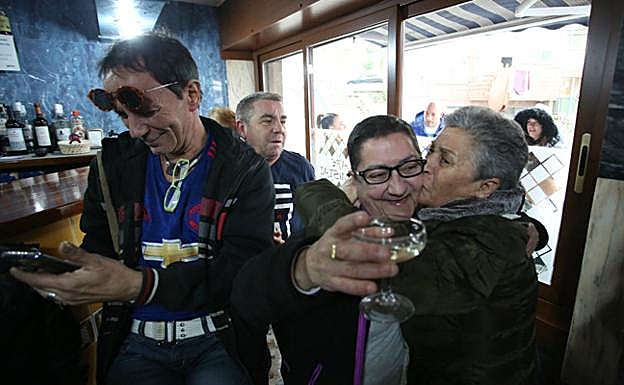 Los vecinos de Otxarkoaga celebran el quinto premio