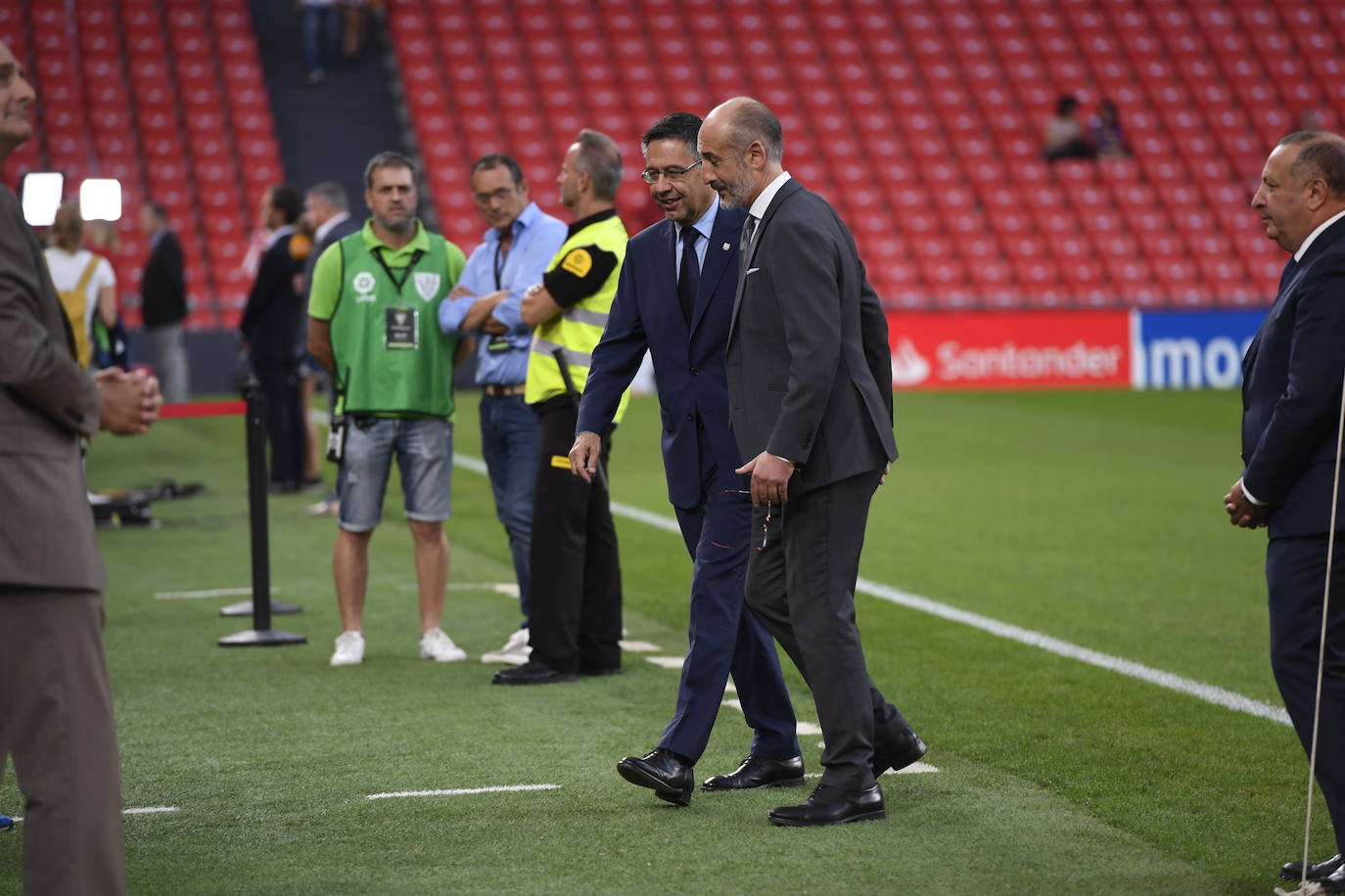 Elizegi junto a Josep María Bartomeu en el césped de San Mamés, momentos antes de un Athletic-Barcelona.