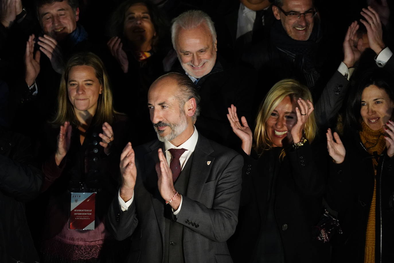 Aitor Elizegi gana las elecciones y saluda a los socios del Athletic al término de la jornada electoral.