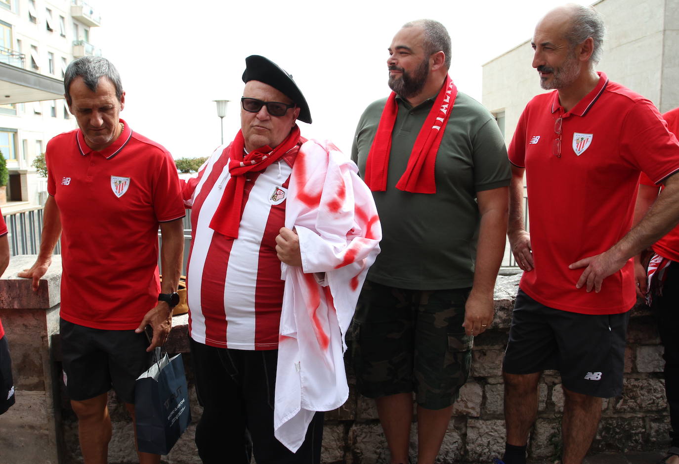 El Presidente rojiblanco saluda a aficionados del Athletic en Perugia.