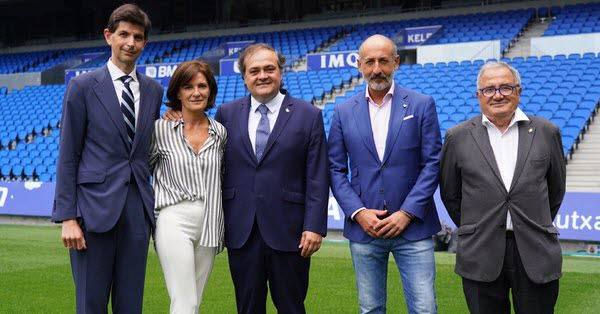 Los presidentes de los clubes vascos posan en una foto para la historia.