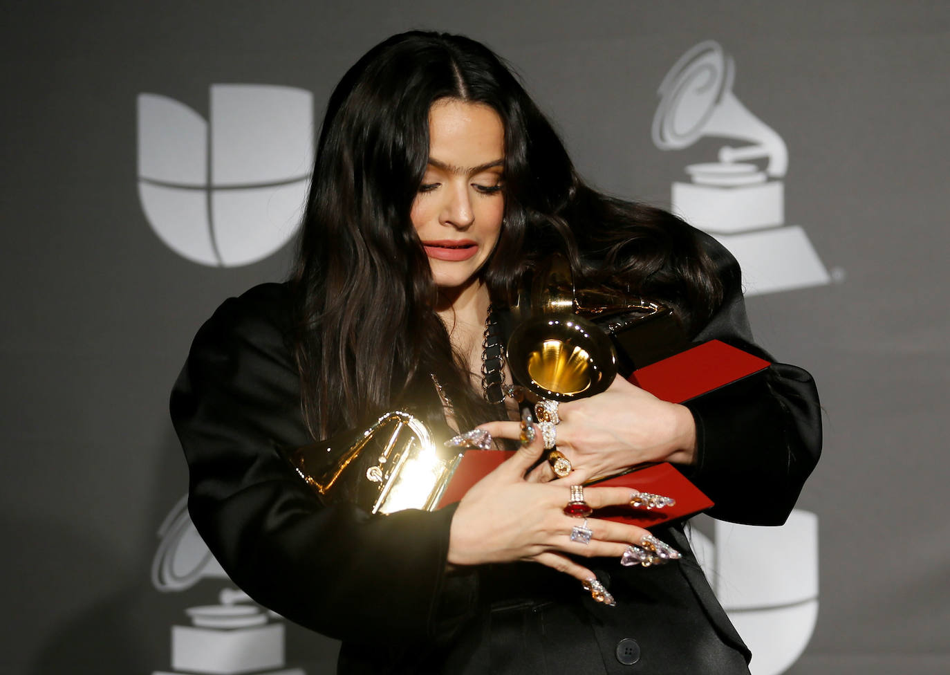 Salió con las manos llenas - concretamente con tres gramófonos- de la gala de los Latin Grammy.