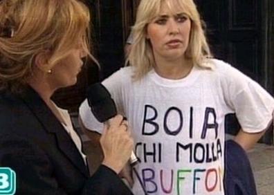 Imagen secundaria 1 - Buffon 'Boia chi molla' esloganarekin eta bere ondoan Mussoliniren biloba, Alessandra, Buffonen aldeko camiseta batekin.