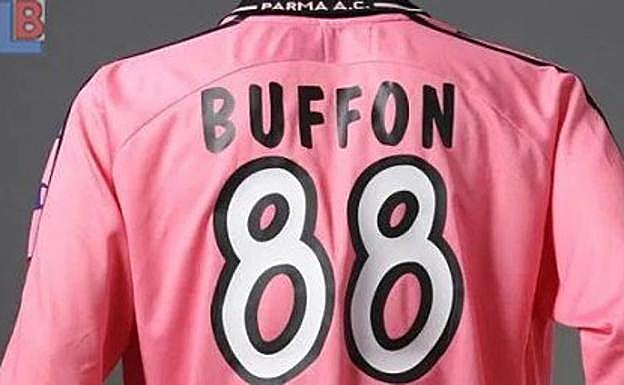 Imagen principal - Buffon 'Boia chi molla' esloganarekin eta bere ondoan Mussoliniren biloba, Alessandra, Buffonen aldeko camiseta batekin.