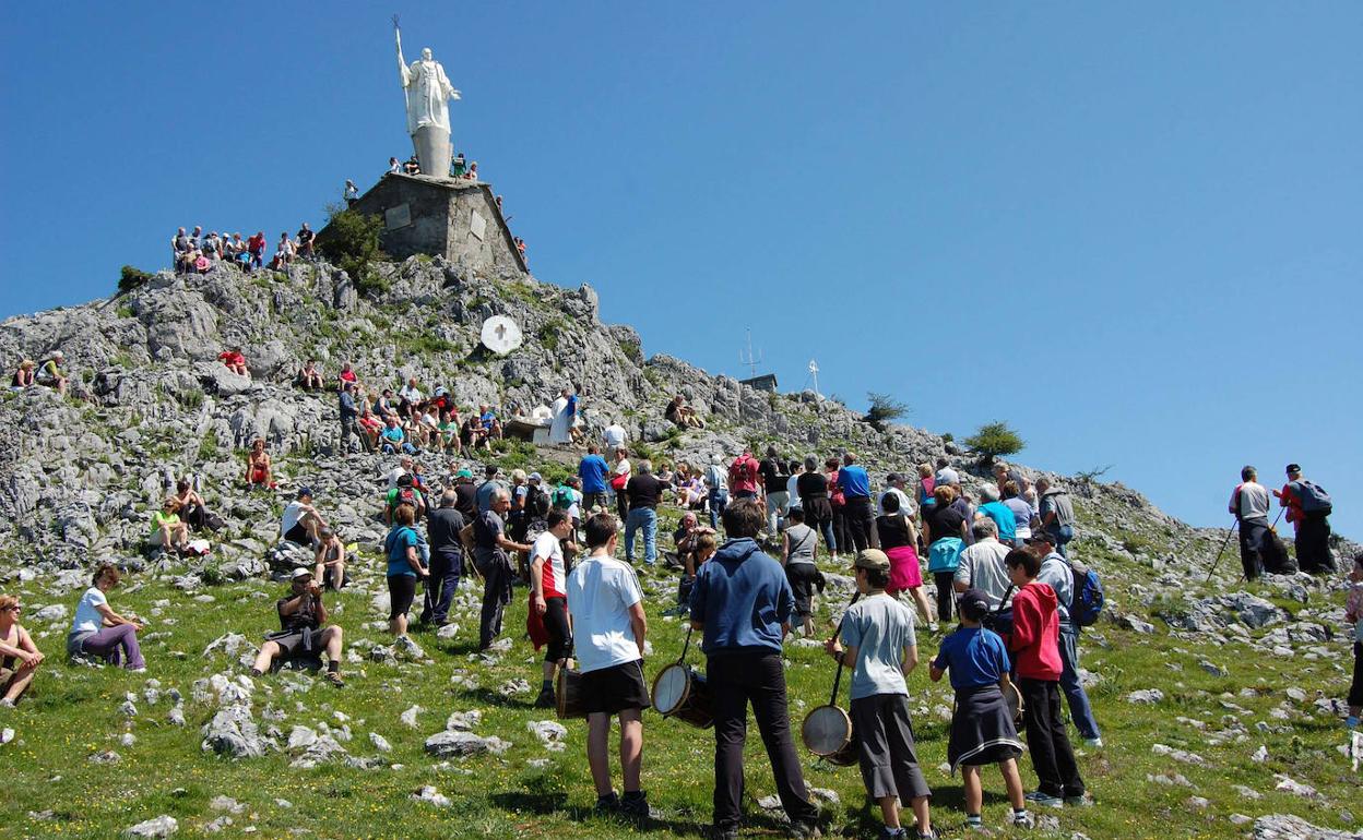 Romería junto a la estatua de Ignacio de Loiola. 