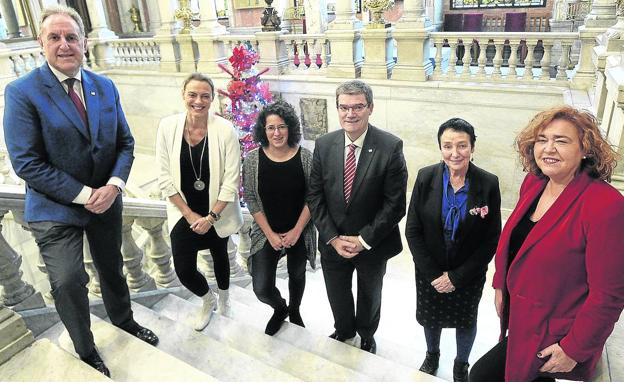 El alcalde y los portavoces de los cincos partidos con representación en Bilbao posan distendidos dentro del edificio consistorial. 