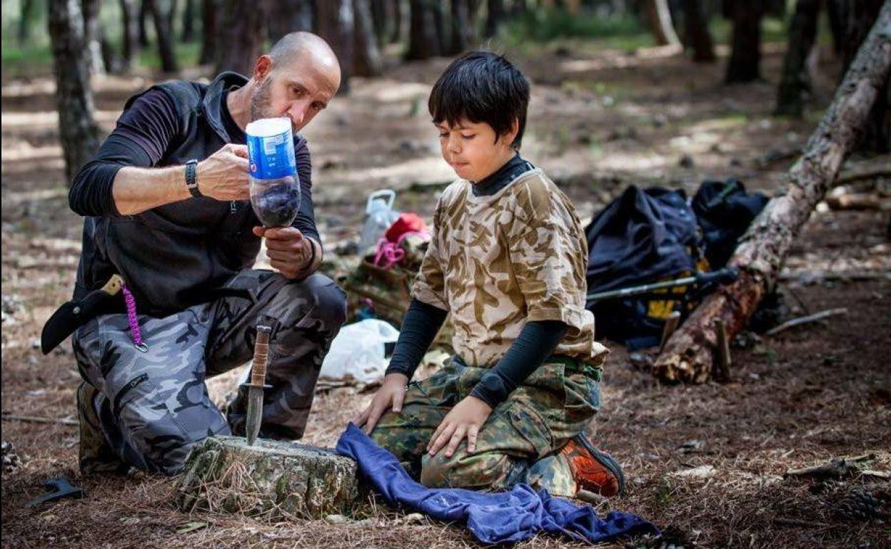 Los niños aprenden durante la actividad a potabilizar agua.