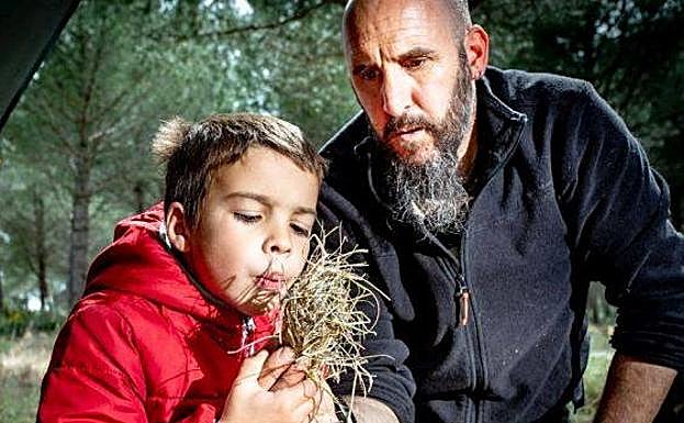 Un niño descubre cómo hacer fuego.