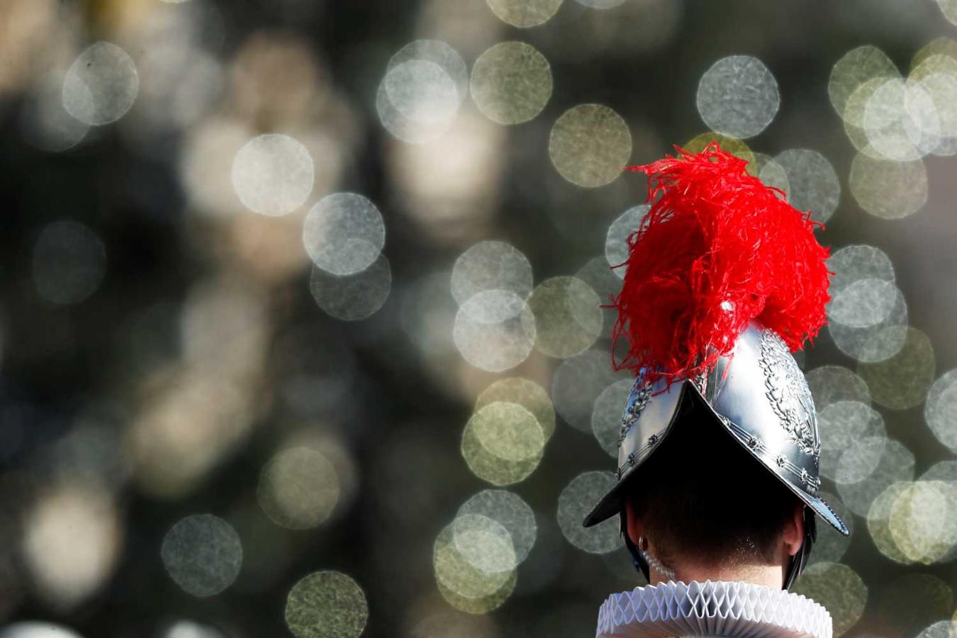 Un miembro de la Guardia Suiza en la Plaza de San Pedro en el Vaticano