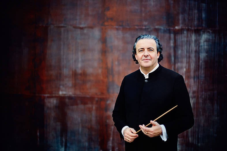 Juanjo Mena prosigue su ascenso. El prestigioso director de orquesta alavés recibió la Medalla de Oro de la Fundación Yehudi Menuhin por ser «un artista generoso que comparte su experiencia» y «un proclamador incansable de la necesidad de que los niños se familiaricen con la música».