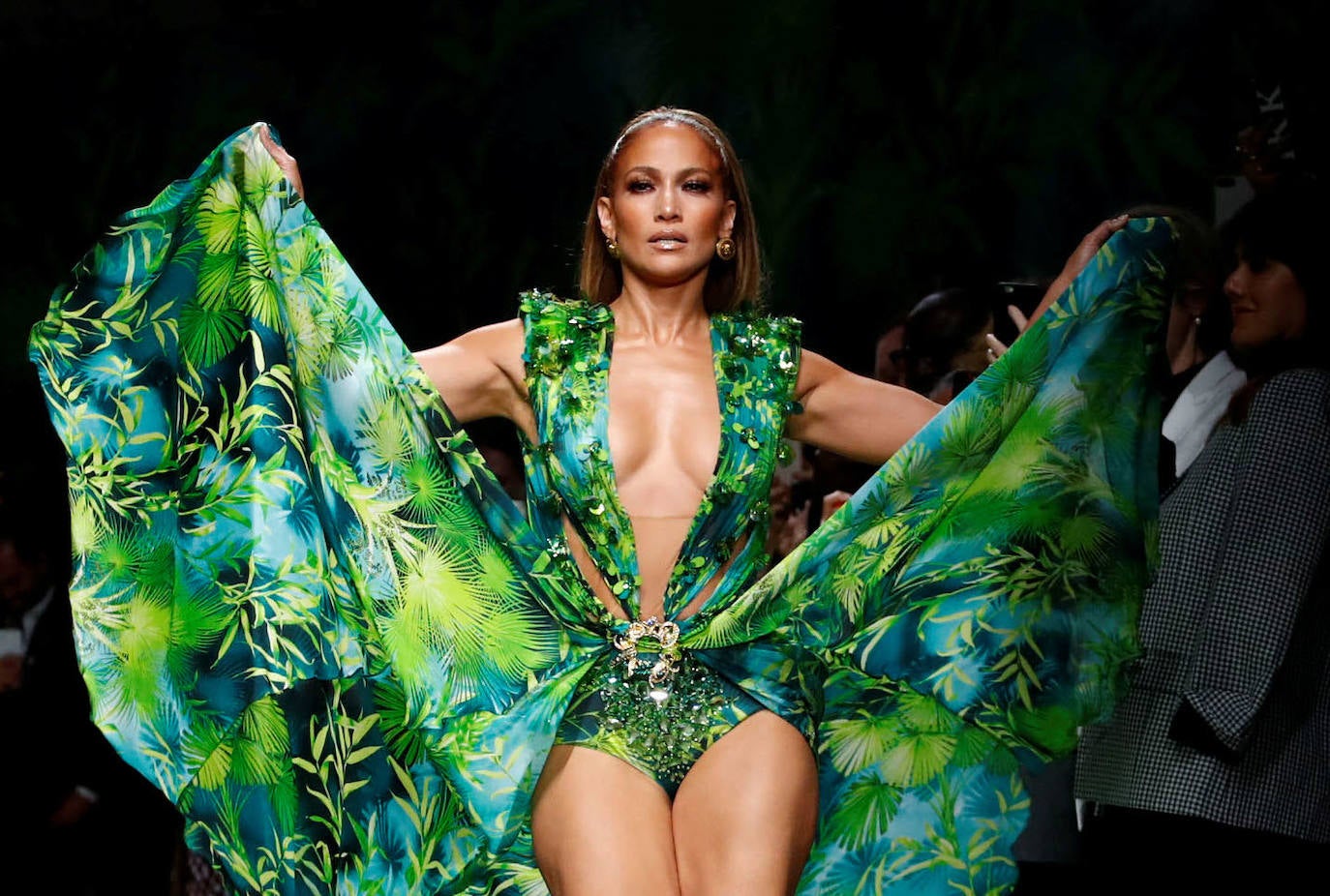 Jennifer López desfila con un diseño de la colección primavera-verano 2020 de Versace durante la Semana de la Moda de Milán, 20 de septiembre de 2019. 