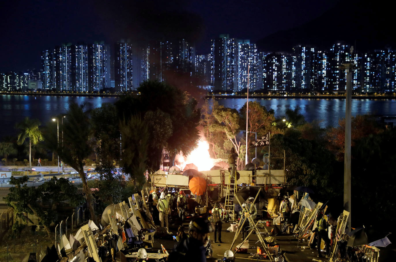 Hong Kong | Automóvil incendiado abandonado cerca de una barricada sobre la carretera de Tolo al lado del campus de la Universidad China de Hong Kong, 15 de noviembre de 2019. 