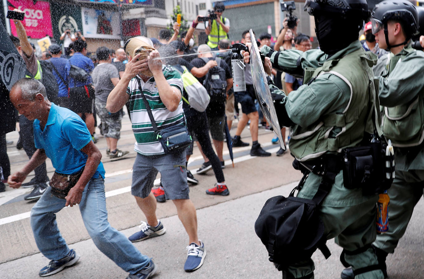 Hong Kong | Un agente de la policía antidisturbios rocía un manifestante antigubernamental durante una manifestación en el distrito de Causeway Bay, 29 de septiembre de 2019. 