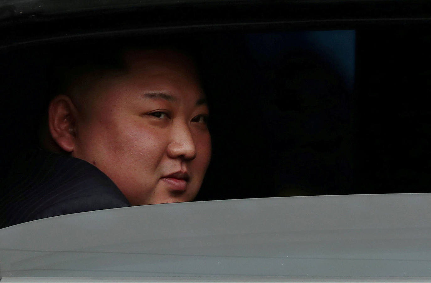 Vietnam | El líder de Corea del Norte, Kim Jong Un, sentado en su coche tras llegar a una estación de ferrocarril en Dong Dang, Vietnam, en la frontera con China, el 26 de febrero de 2019.