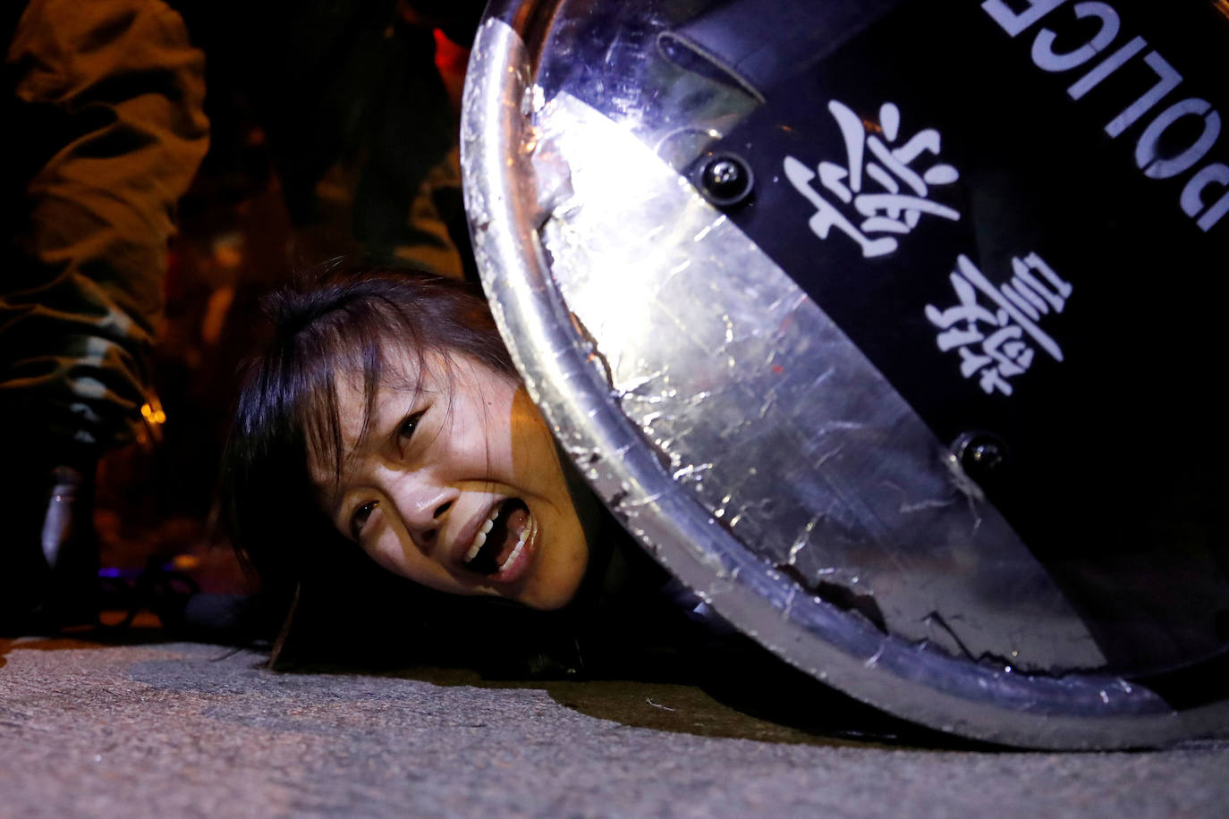 Hong Kong | Un manifestante es detenido por la policía antidisturbios durante una protesta frente a la estación de policía de Mong Kok, 2 de septiembre de 2019.